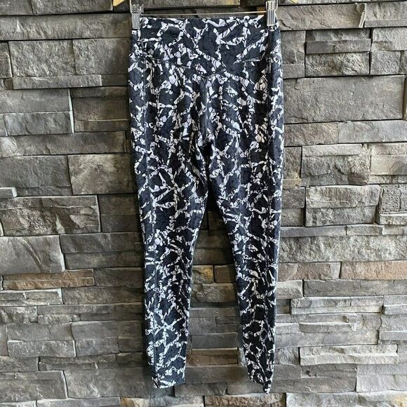 Nike Legend II Quake Women’s Leggings Dri-Fit 684643-060 Small Black Inseam 27”‎ - Picture 2 of 6